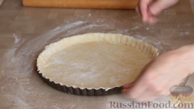 Фото приготовления рецепта: Слоеный пирог с черешней и творогом - шаг №6