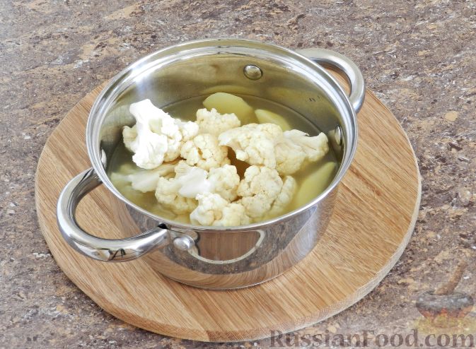 Фото приготовления рецепта: Суп-пюре из цветной капусты с шампиньонами - шаг №7