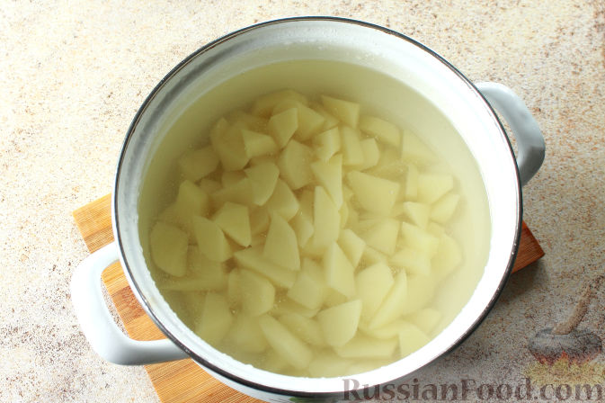Фото приготовления рецепта: Суп с печенью и вермишелью, по-деревенски - шаг №2