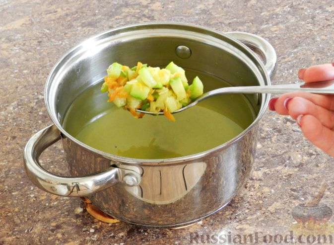 Фото приготовления рецепта: Суп из кабачков с молоком и сметаной - шаг №9