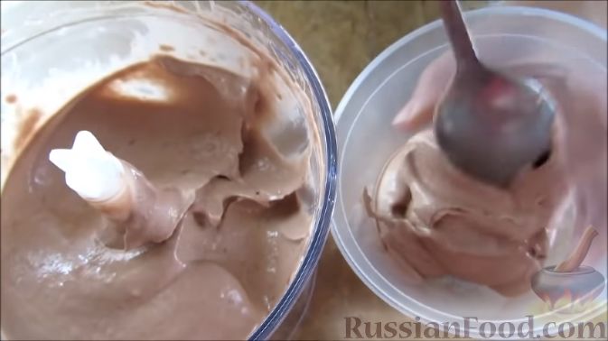 Фото приготовления рецепта: Фруктовое мороженое (клубничное и бананово-шоколадное) - шаг №6