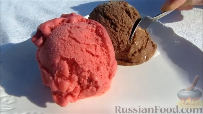 Фото приготовления рецепта: Фруктовое мороженое (клубничное и бананово-шоколадное) - шаг №8