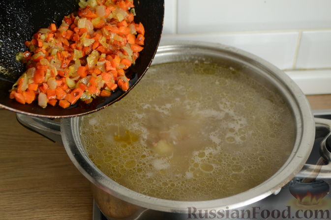 Фото приготовления рецепта: Суп с куриными сердечками - шаг №7