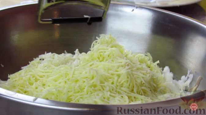 Фото приготовления рецепта: Салат из свежей цветной капусты - шаг №2
