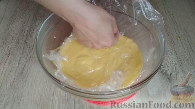 Фото приготовления рецепта: Тарт с заварным кремом и малиной - шаг №4