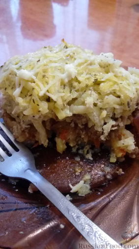 Фото приготовления рецепта: Дрожжевой пирог с картошкой, грибами и зелёным луком - шаг №3