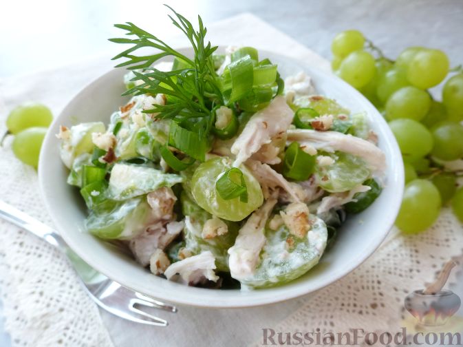 Фото к рецепту: Салат с курицей, авокадо и виноградом