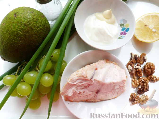 Фото приготовления рецепта: Салат с курицей, авокадо и виноградом - шаг №1