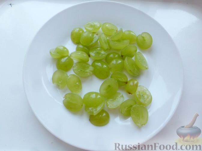 Фото приготовления рецепта: Салат с курицей, авокадо и виноградом - шаг №2
