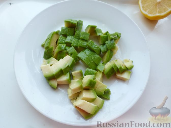 Фото приготовления рецепта: Салат с курицей, авокадо и виноградом - шаг №3