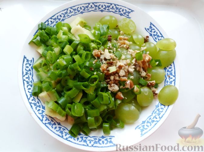Фото приготовления рецепта: Салат с курицей, авокадо и виноградом - шаг №9