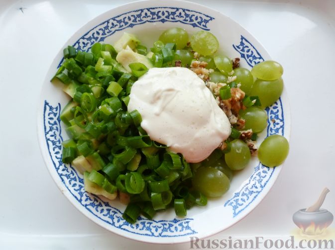 Фото приготовления рецепта: Салат с курицей, авокадо и виноградом - шаг №10