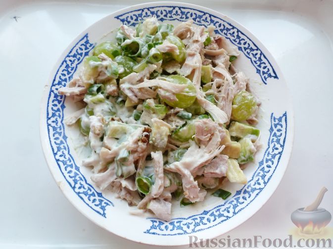 Фото приготовления рецепта: Салат с курицей, авокадо и виноградом - шаг №11