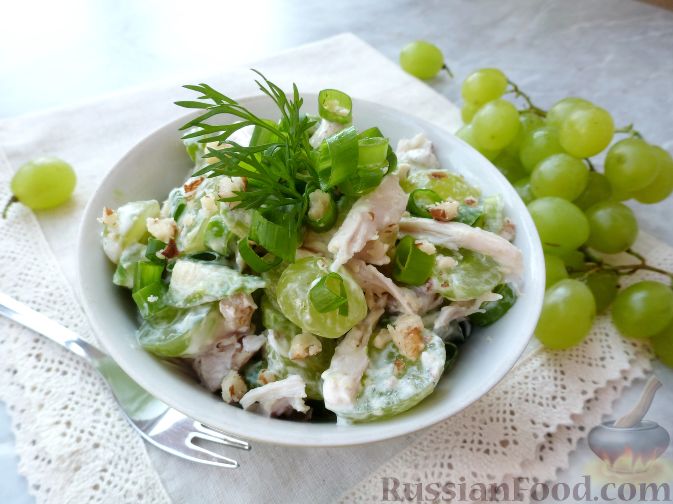 Фото приготовления рецепта: Салат с курицей, авокадо и виноградом - шаг №12