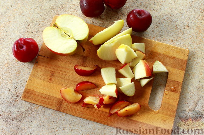 Фото приготовления рецепта: Пирог с яблоками и сливами - шаг №8