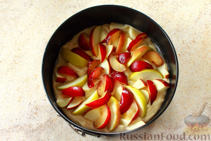 Фото приготовления рецепта: Пирог с яблоками и сливами - шаг №9