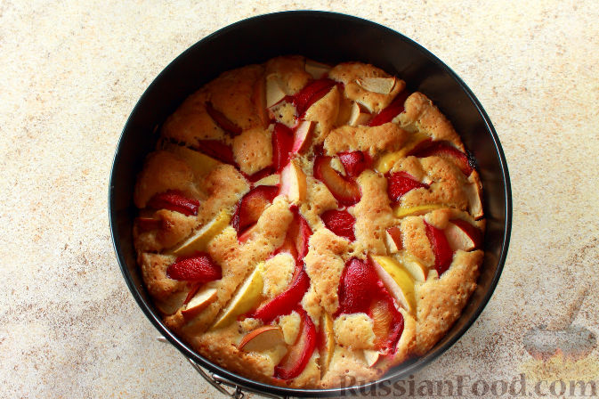 Фото приготовления рецепта: Пирог с яблоками и сливами - шаг №10