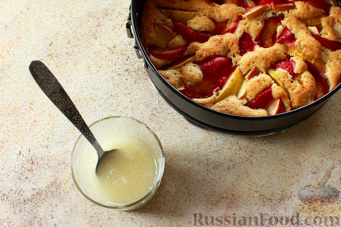 Фото приготовления рецепта: Пирог с яблоками и сливами - шаг №11