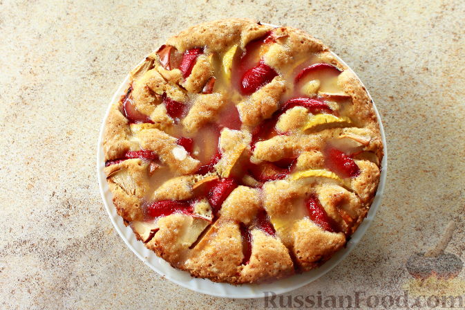 Фото приготовления рецепта: Пирог с яблоками и сливами - шаг №12