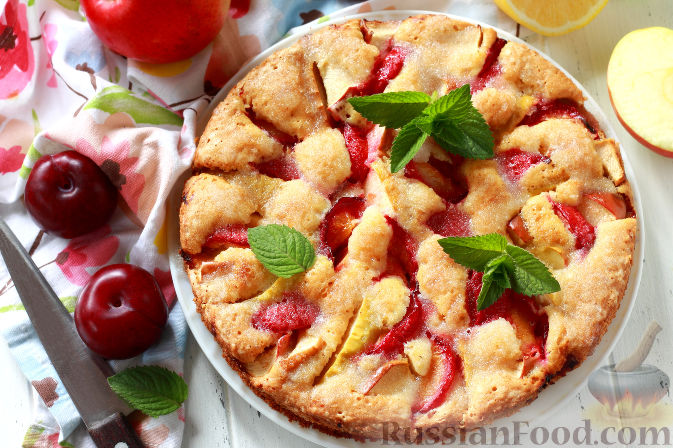 Фото приготовления рецепта: Пирог с яблоками и сливами - шаг №13