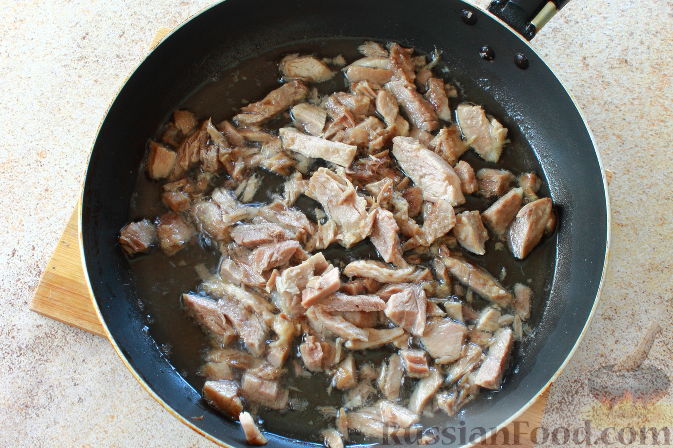 Фото приготовления рецепта: Мясной салат с пекинской капустой - шаг №2