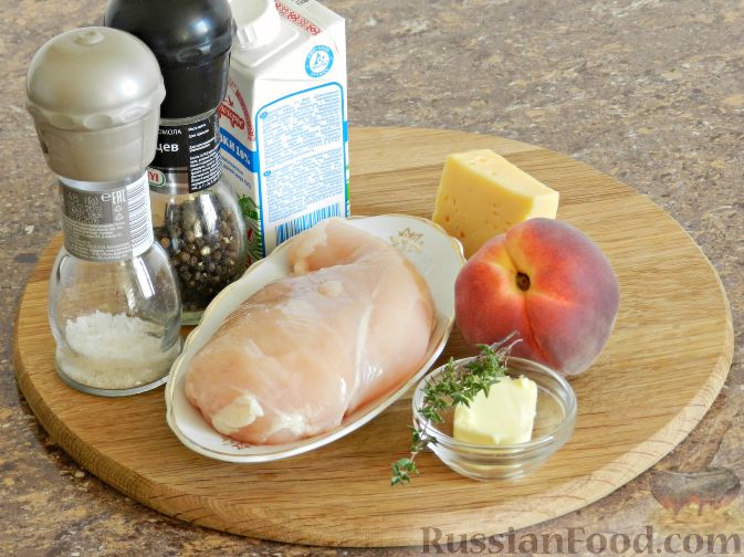 Фото приготовления рецепта: Запеченное куриное филе с персиками, в сливках - шаг №1