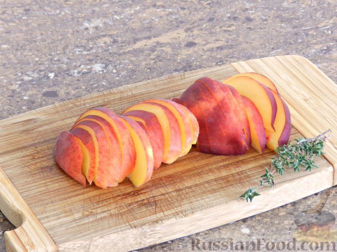 Фото приготовления рецепта: Запеченное куриное филе с персиками, в сливках - шаг №3