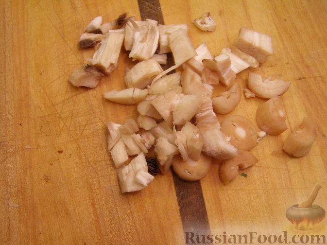 Фото приготовления рецепта: Салат с копченым мясом и орехами - шаг №2