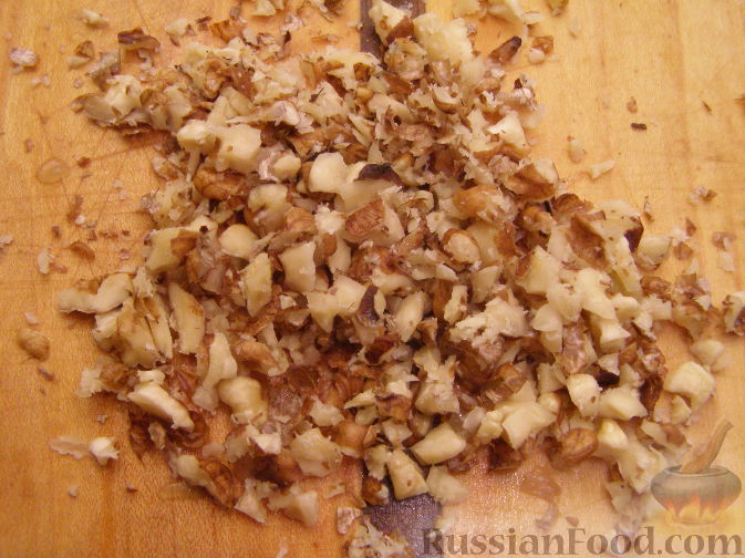 Фото приготовления рецепта: Салат с копченым мясом и орехами - шаг №6