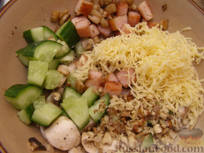 Фото приготовления рецепта: Салат с копченым мясом и орехами - шаг №8
