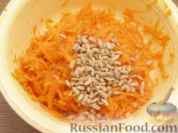 Фото приготовления рецепта: Острый морковный салат с семечками - шаг №2