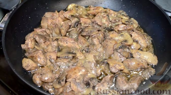 Фото приготовления рецепта: Теплый салат с куриной печенью и шампиньонами - шаг №7