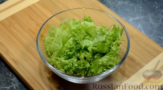 Фото приготовления рецепта: Теплый салат с куриной печенью и шампиньонами - шаг №9