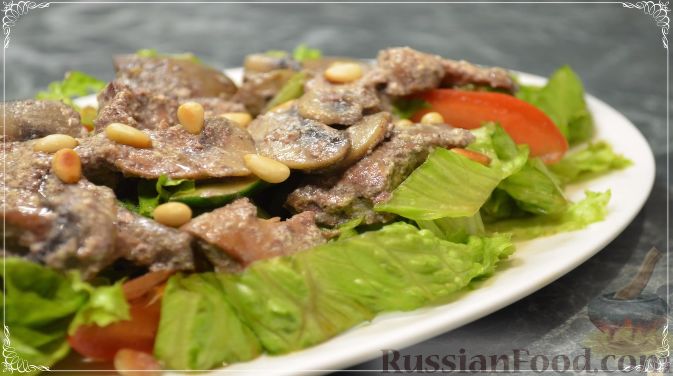 Фото приготовления рецепта: Теплый салат с куриной печенью и шампиньонами - шаг №13