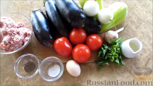 Фото приготовления рецепта: Рулетики из баклажанов с фаршем, тушенные с перцем и помидорами - шаг №1