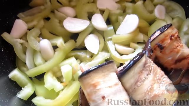 Фото приготовления рецепта: Рулетики из баклажанов с фаршем, тушенные с перцем и помидорами - шаг №9
