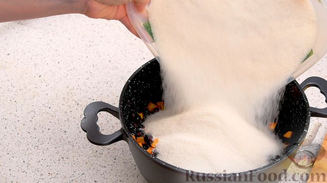 Фото приготовления рецепта: Сырое варенье из смородины с апельсином - шаг №4