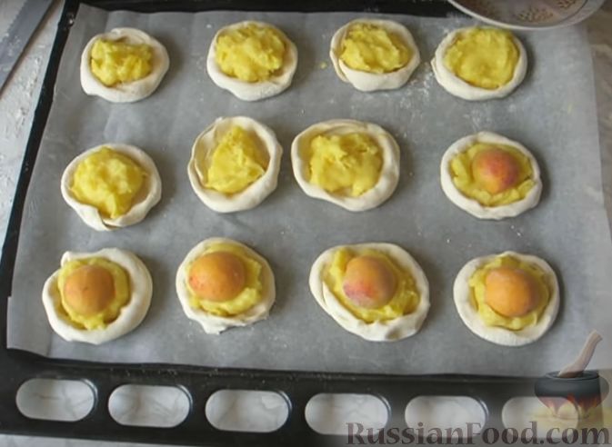 Фото приготовления рецепта: Абрикосовые гнезда из слоеного теста с заварным кремом - шаг №5
