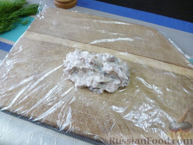 Фото приготовления рецепта: Рулетики из индейки с грибами, яйцами и сыром, запечённые в сметане - шаг №2