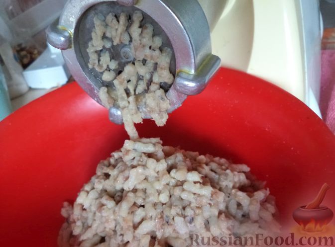 Фото приготовления рецепта: Курица, тушенная с квашеной капустой - шаг №2