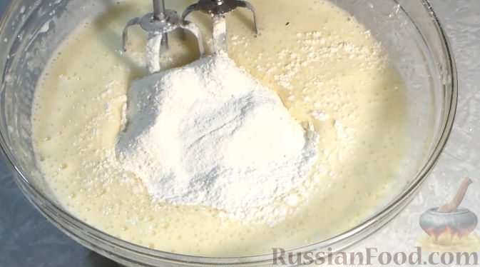 Фото приготовления рецепта: Пирог со сливами и грушами - шаг №3