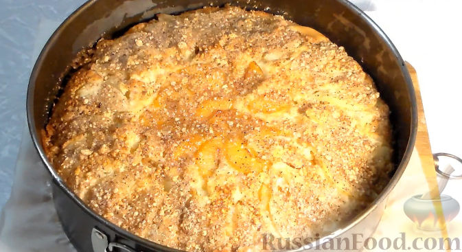 Фото приготовления рецепта: Пирог со сливами и грушами - шаг №11