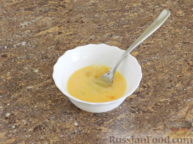 Фото приготовления рецепта: Яичный суп с помидорами - шаг №2