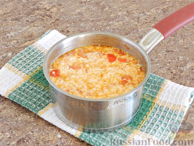 Фото приготовления рецепта: Яичный суп с помидорами - шаг №8