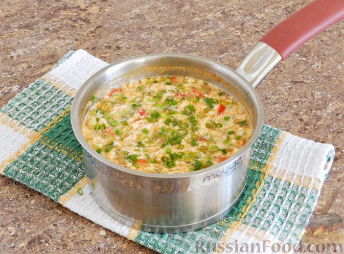 Фото приготовления рецепта: Яичный суп с помидорами - шаг №9