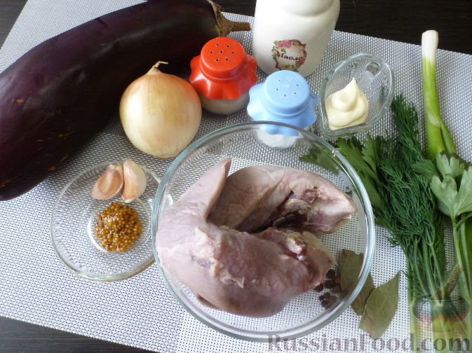Фото приготовления рецепта: Салат "Муравьиная горка" с языком и баклажаном - шаг №1