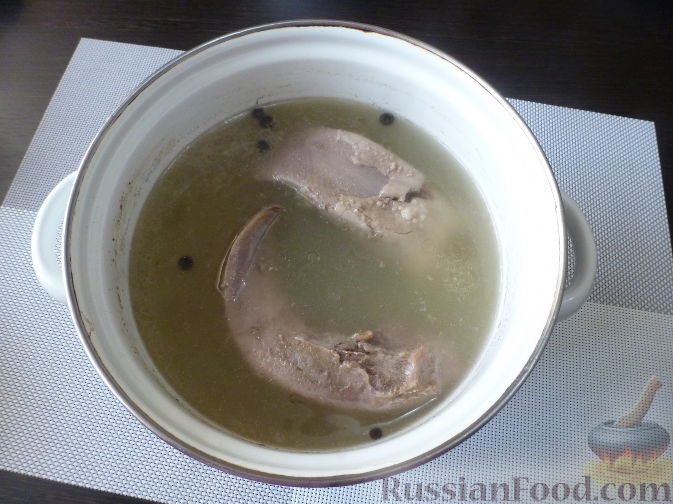Фото приготовления рецепта: Салат "Муравьиная горка" с языком и баклажаном - шаг №2