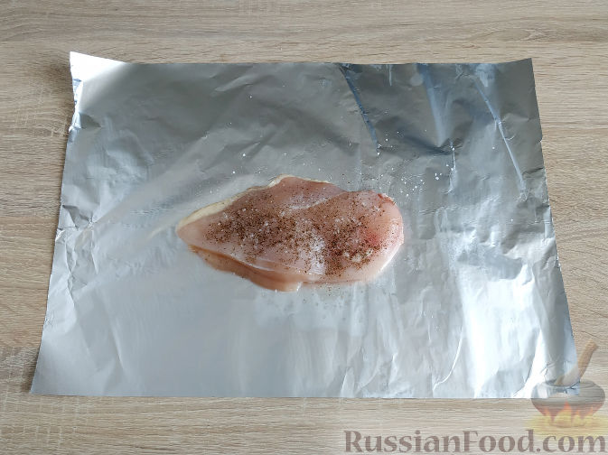 Фото приготовления рецепта: Салат с запеченным куриным филе и яичными блинчиками - шаг №2