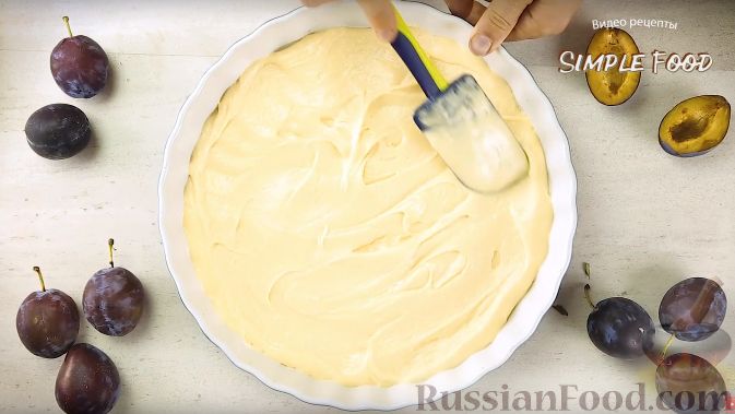 Фото приготовления рецепта: Пирог со сливами - шаг №4