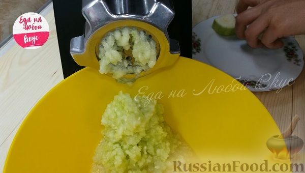Фото приготовления рецепта: Сочный кабачковый рулет с грибной начинкой - шаг №1